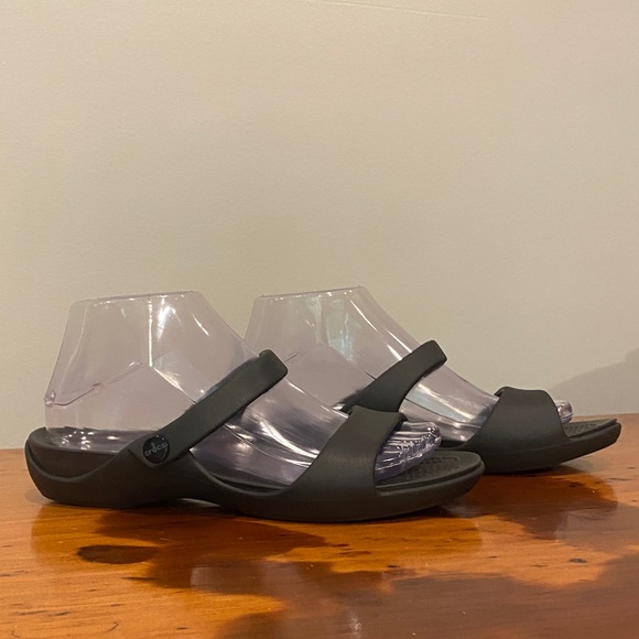 NWOT Crocs size 7 Cleo V Sandal black comfort slides pull on - Picture 1 of 11